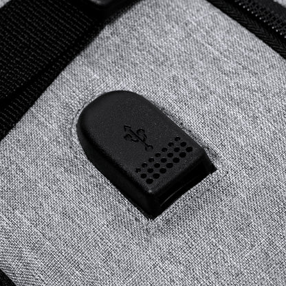 Detalle mochila de viaje puerto USB